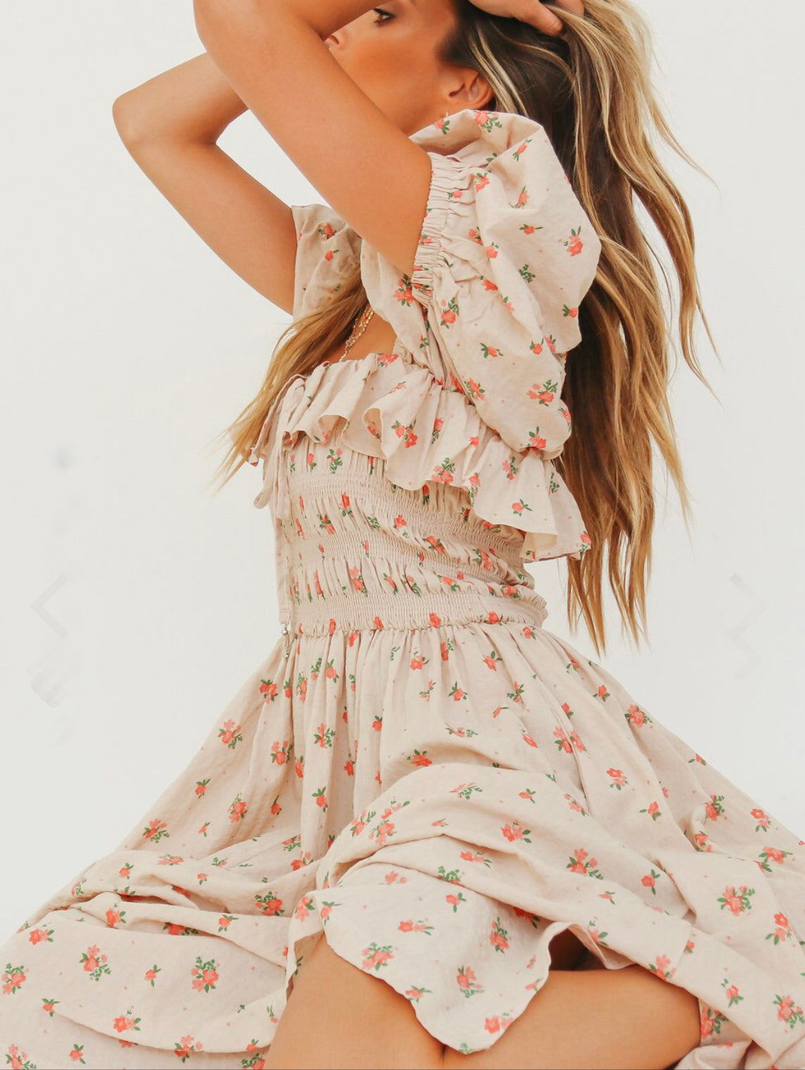 Bedrucktes elastisches Kleid mit quadratischem Kragen und Rüschen
