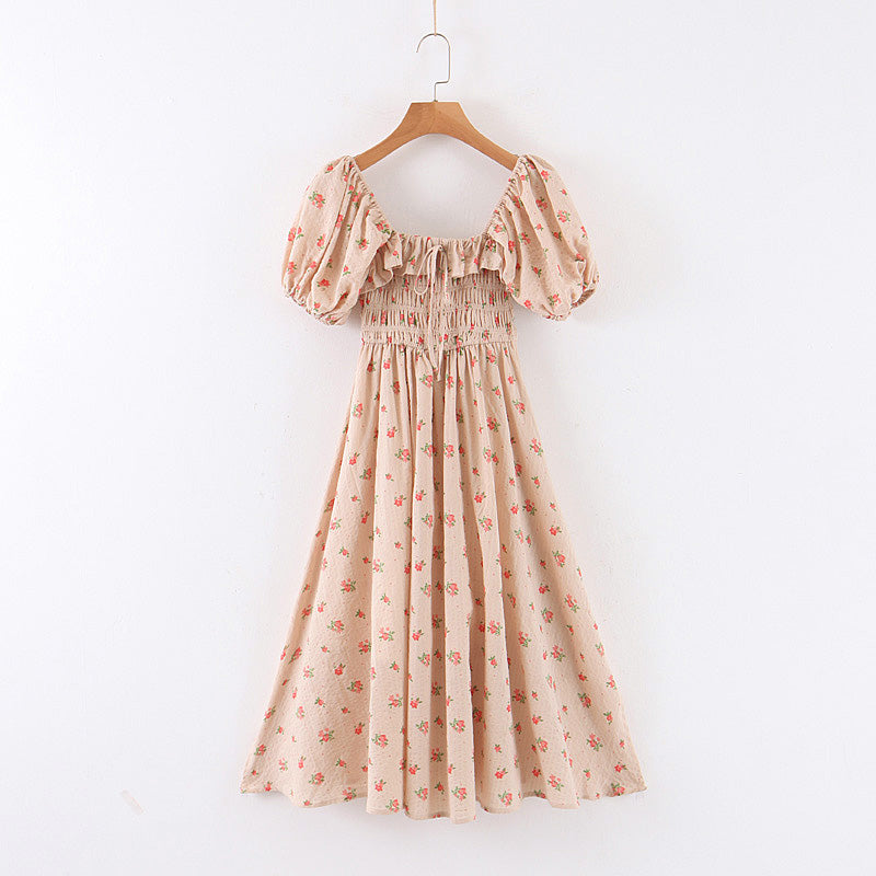 Bedrucktes elastisches Kleid mit quadratischem Kragen und Rüschen