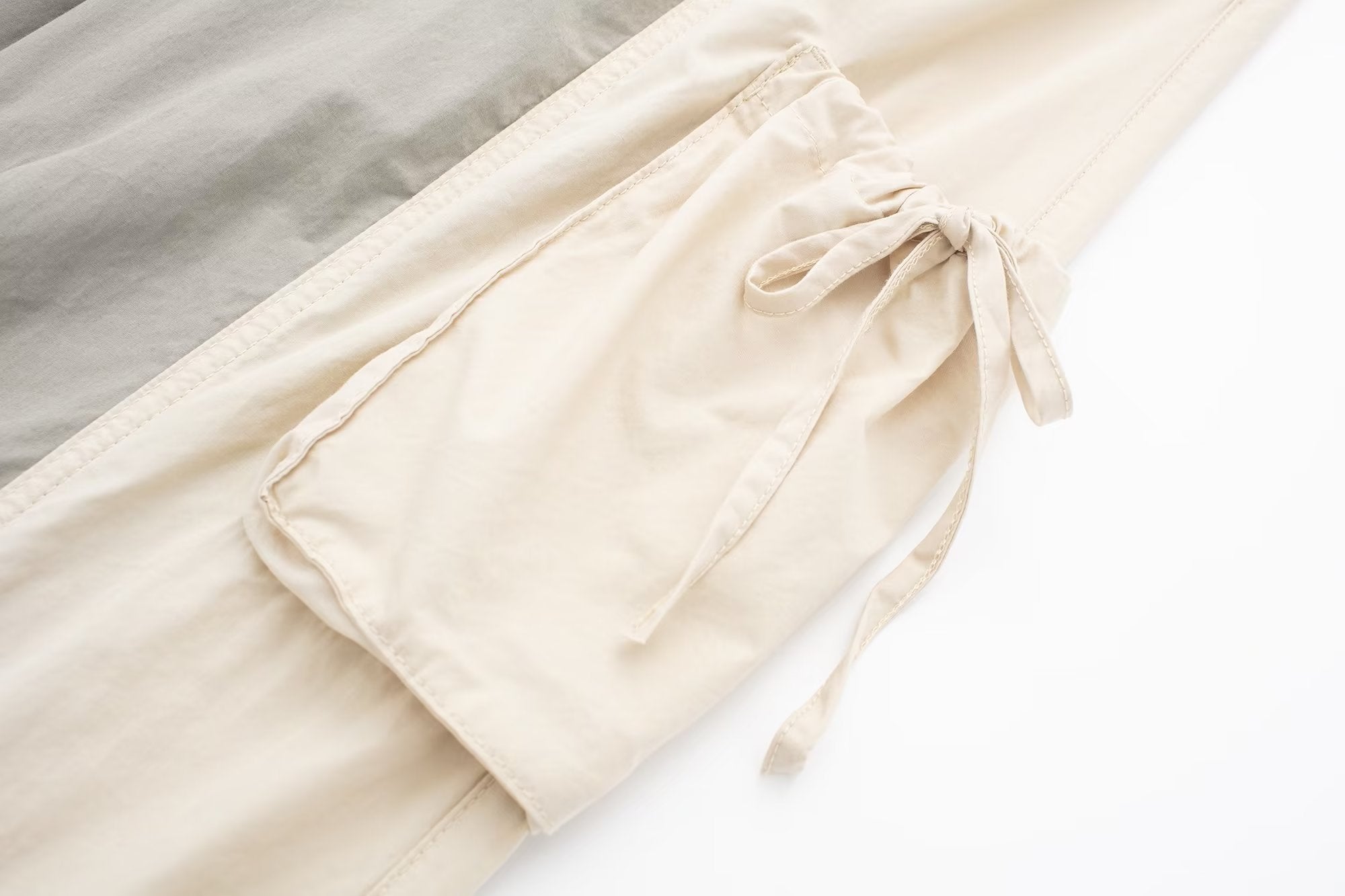 Jean cargo kaki ancien, pantalon ample à poches multiples et queue traînante