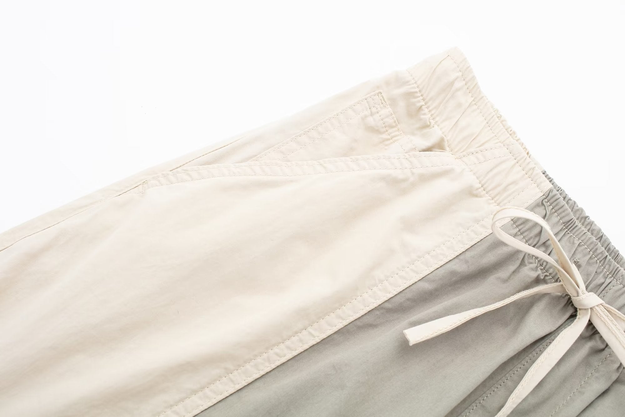 Jean cargo kaki ancien, pantalon ample à poches multiples et queue traînante