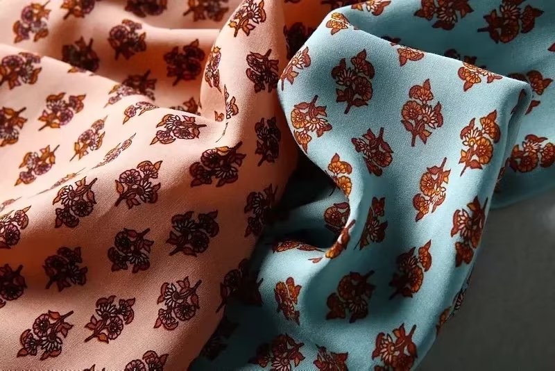 Kleid mit Schlitz und Blumenmuster in Cashew-Optik