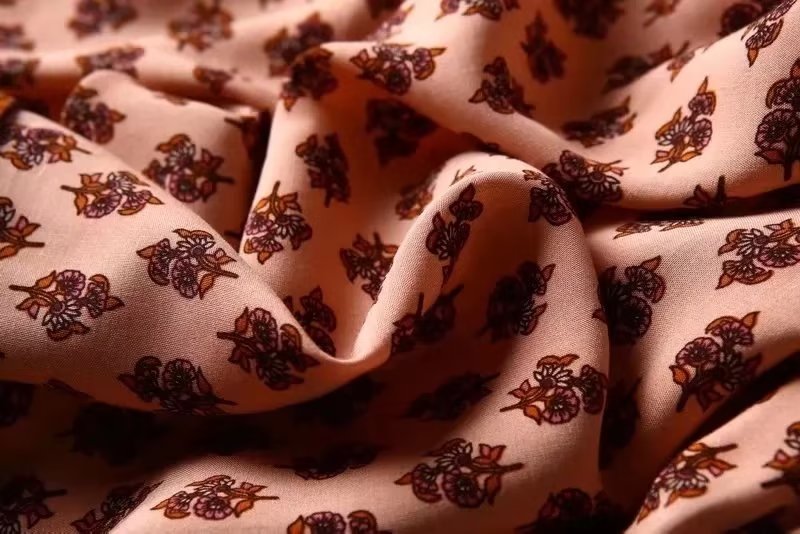 Kleid mit Schlitz und Blumenmuster in Cashew-Optik