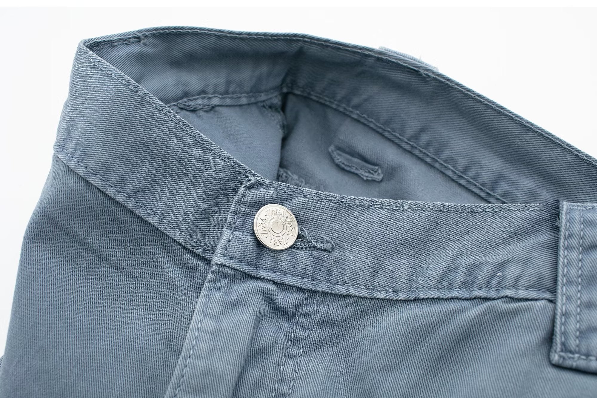 Gerade, lockere Jeanshose mit hoher Taille und weitem Bein
