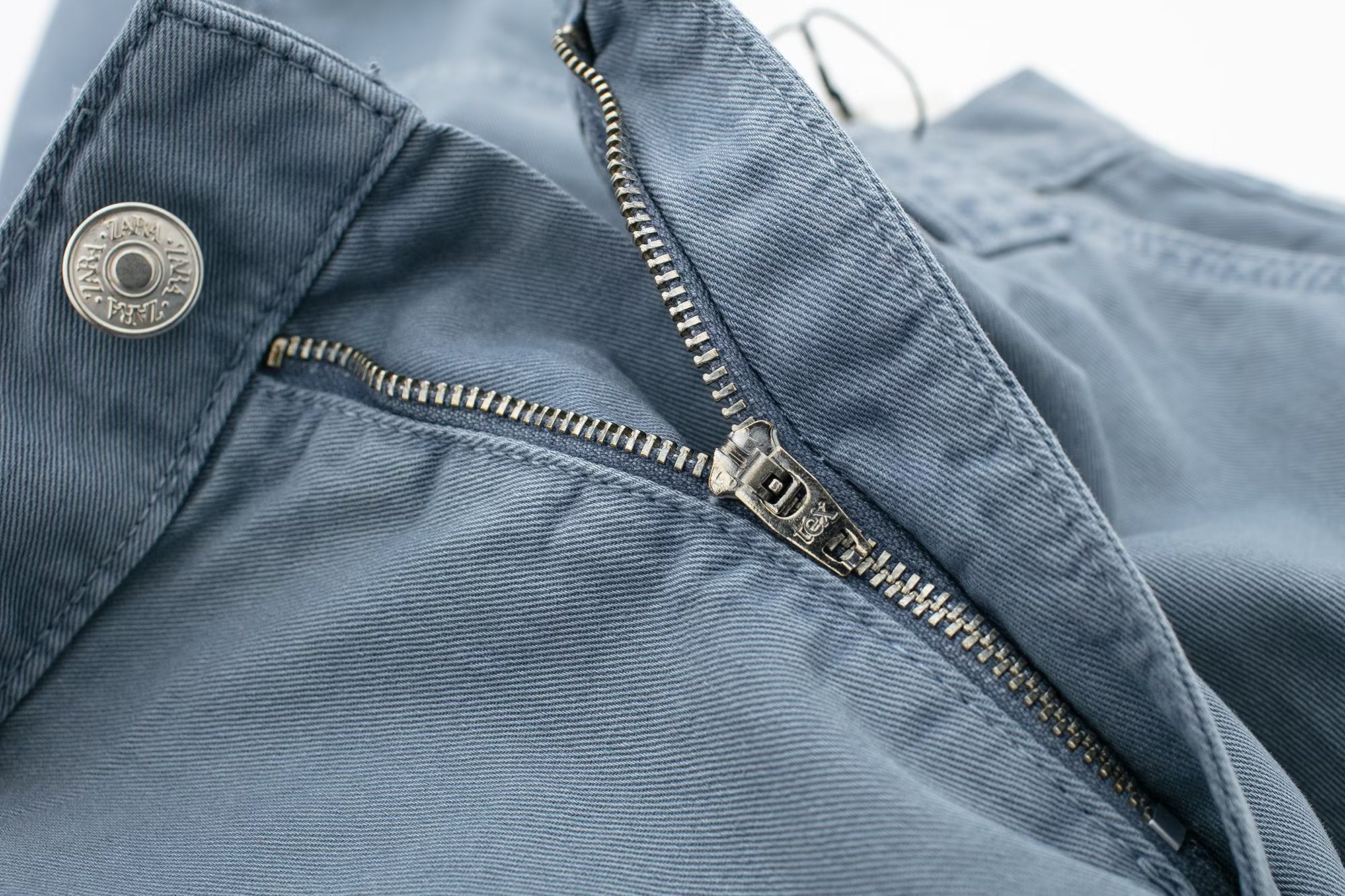 Gerade, lockere Jeanshose mit hoher Taille und weitem Bein