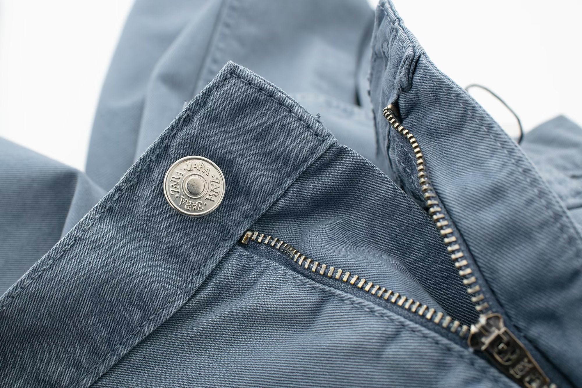 Gerade, lockere Jeanshose mit hoher Taille und weitem Bein