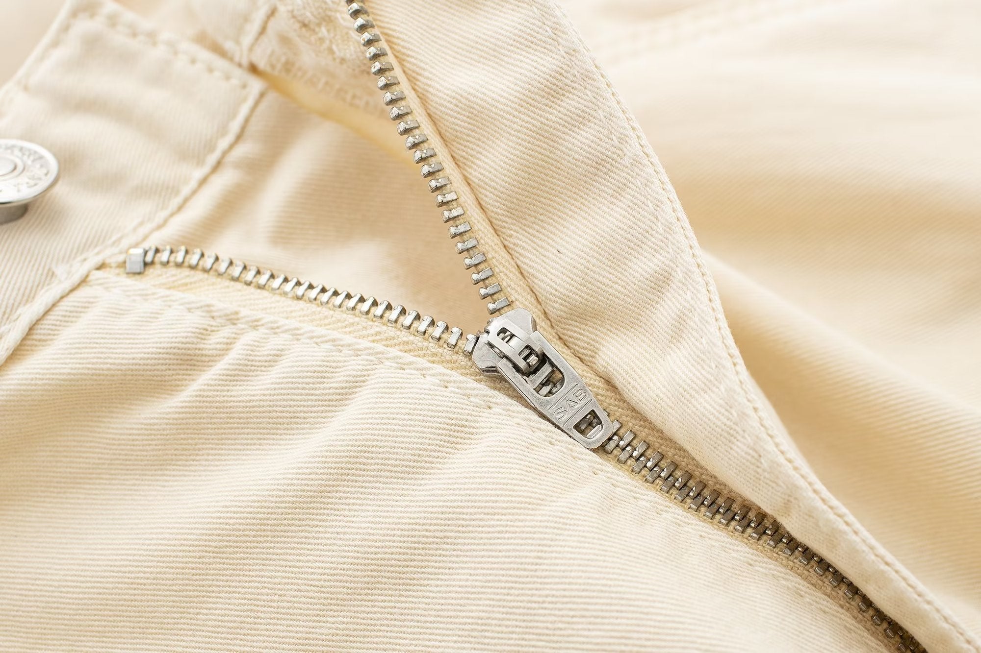 Gerade, lockere Jeanshose mit hoher Taille und weitem Bein
