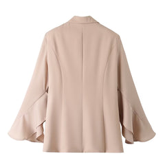 Kamelfarbener Blazer mit kleinen Ärmeln und zwei Knöpfen, mittellang