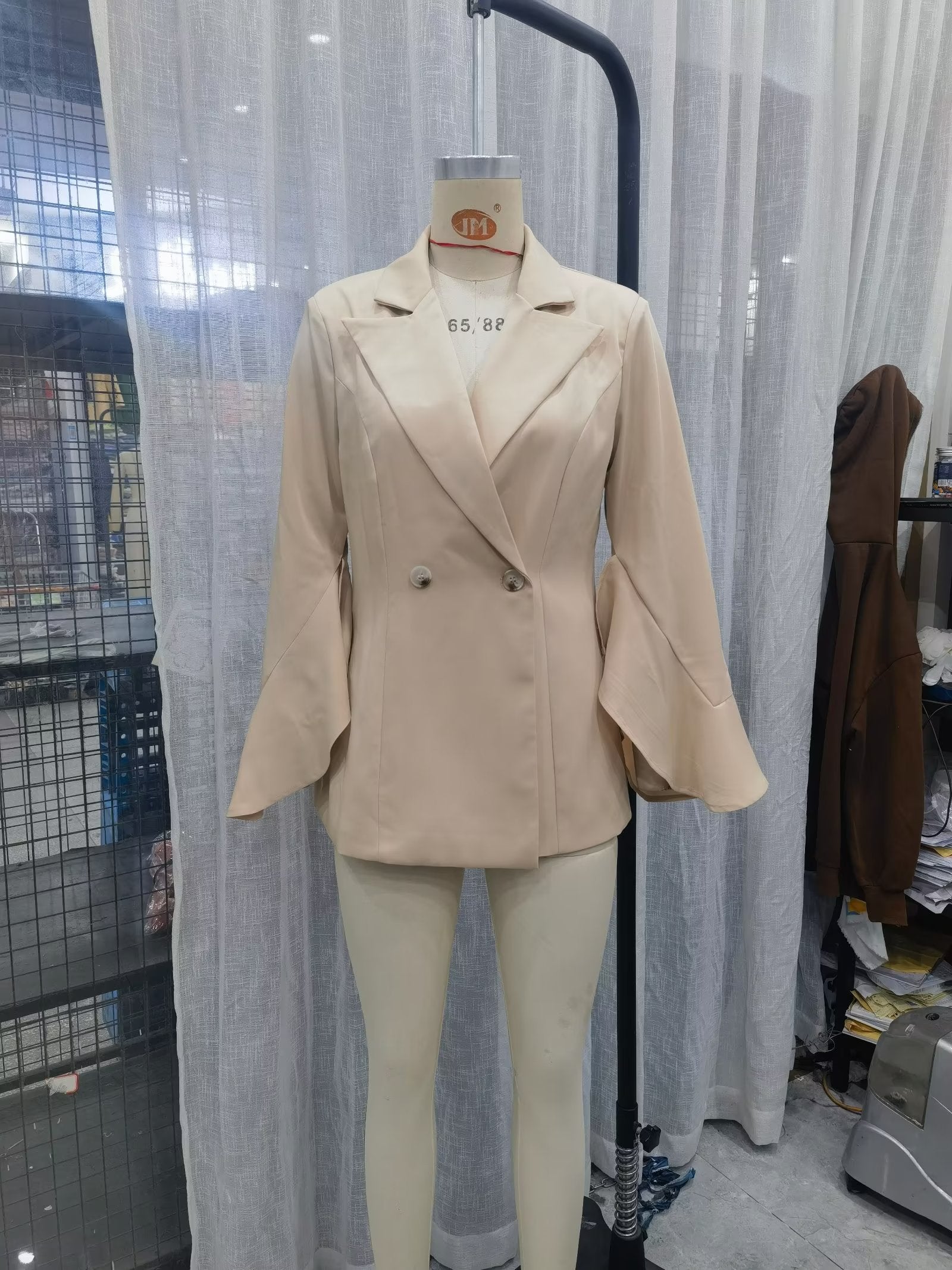 Kamelfarbener Blazer mit kleinen Ärmeln und zwei Knöpfen, mittellang