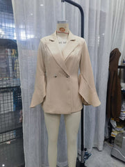Kamelfarbener Blazer mit kleinen Ärmeln und zwei Knöpfen, mittellang
