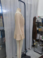 Kamelfarbener Blazer mit kleinen Ärmeln und zwei Knöpfen, mittellang