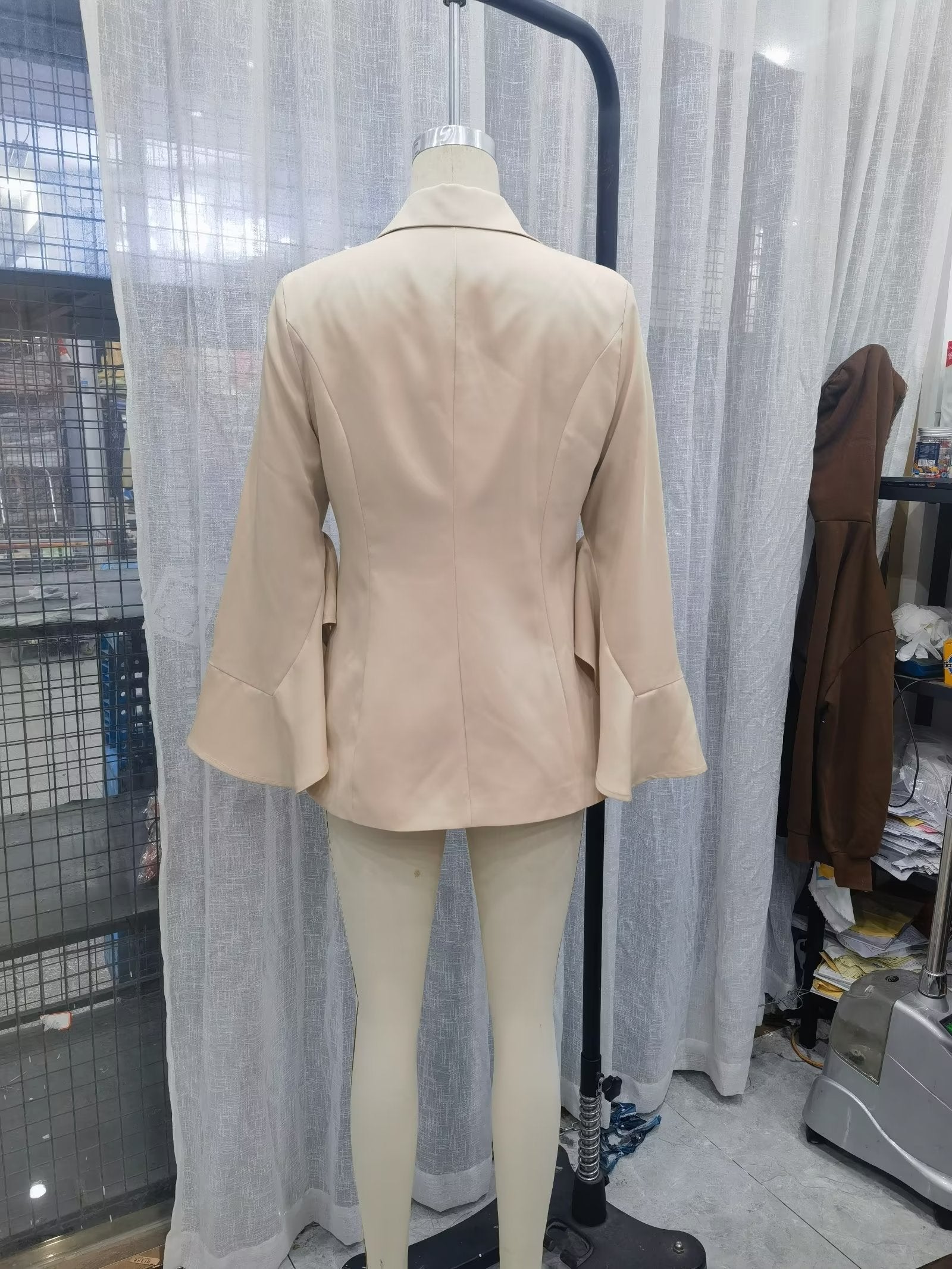 Kamelfarbener Blazer mit kleinen Ärmeln und zwei Knöpfen, mittellang