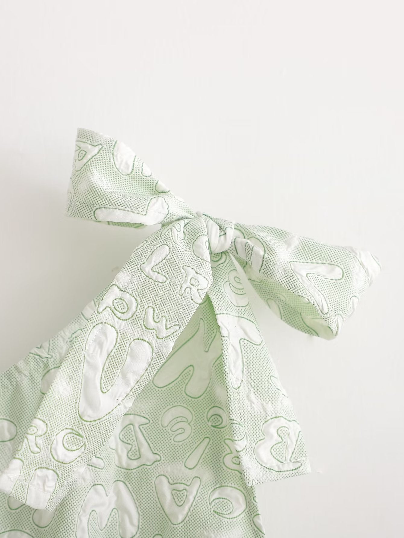 Organza-Kleid mit diagonalen Schultern und kleinen Blumen