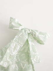 Organza-Kleid mit diagonalen Schultern und kleinen Blumen