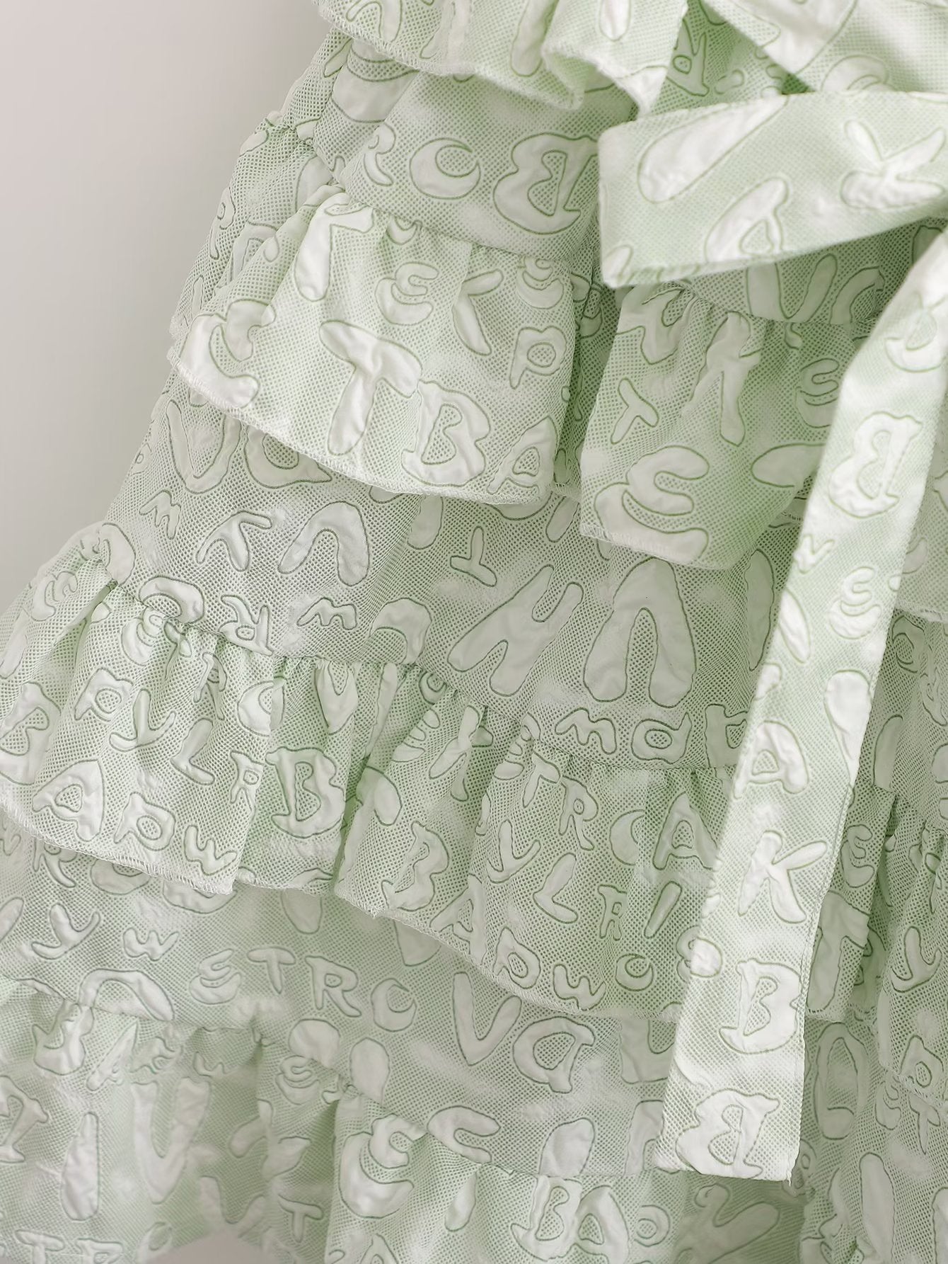 Organza-Kleid mit diagonalen Schultern und kleinen Blumen