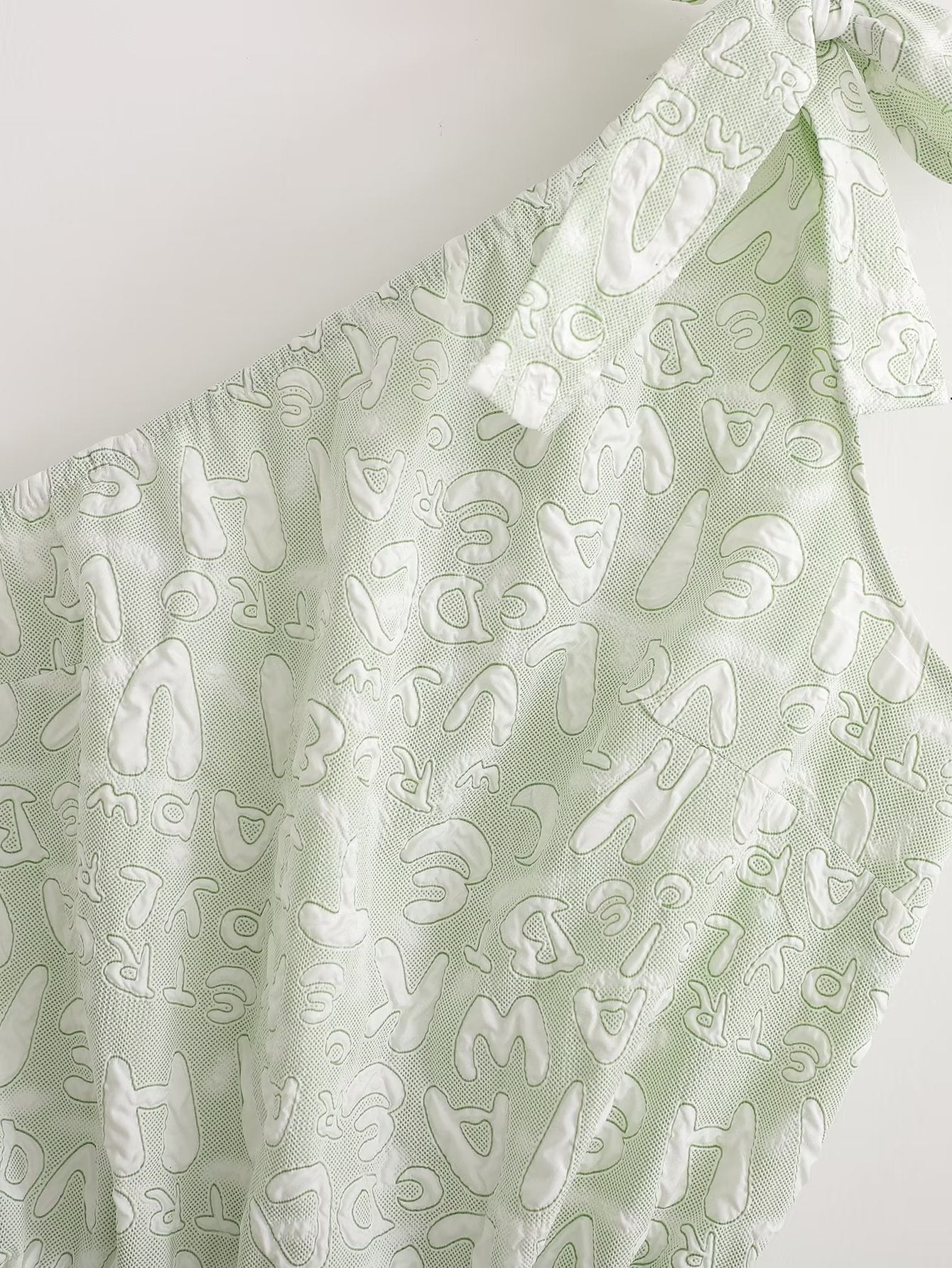 Organza-Kleid mit diagonalen Schultern und kleinen Blumen