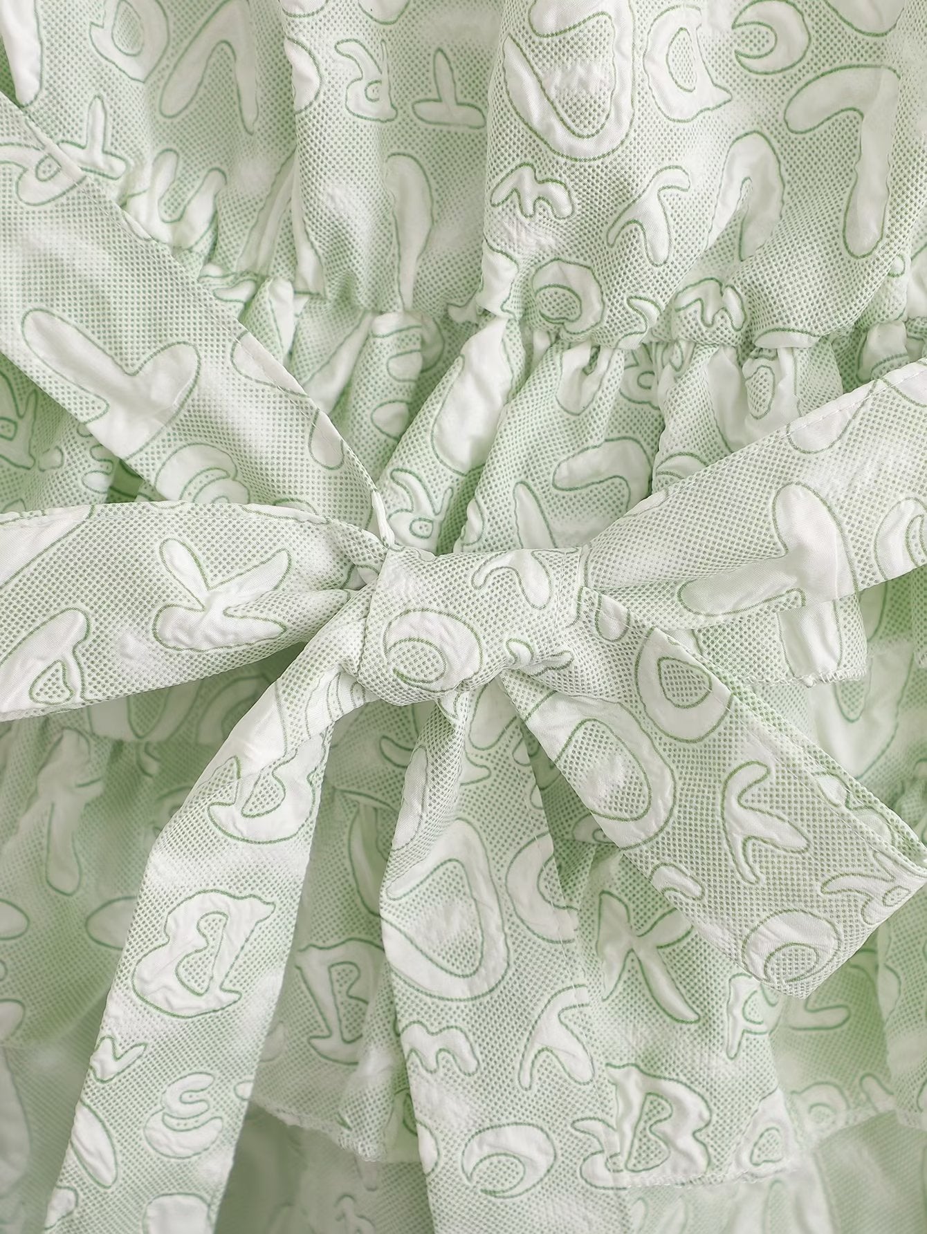 Organza-Kleid mit diagonalen Schultern und kleinen Blumen