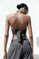 Rückenfreies Camisole mit hängendem Kragen und Schleife