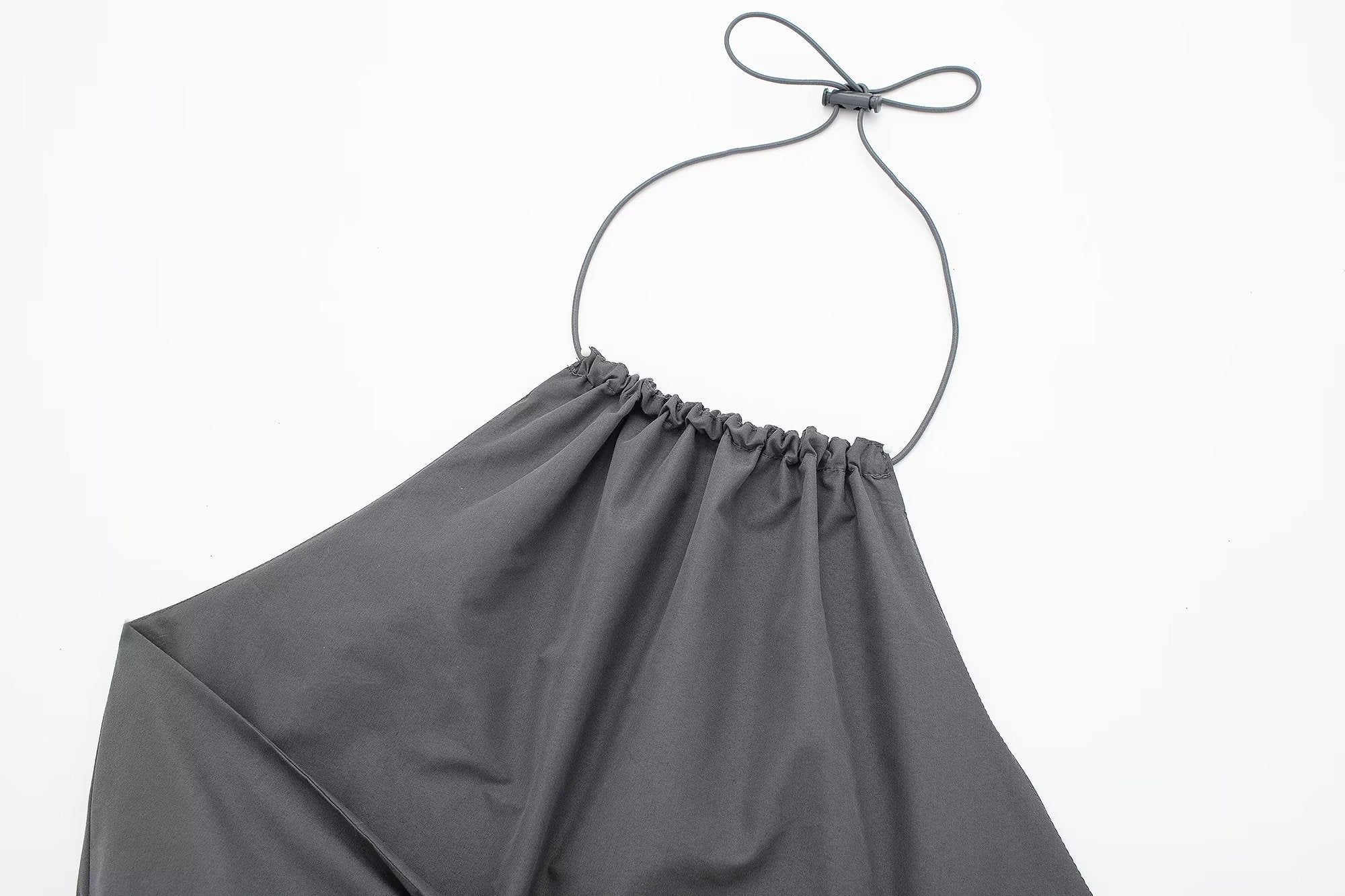 Rückenfreies Camisole mit hängendem Kragen und Schleife