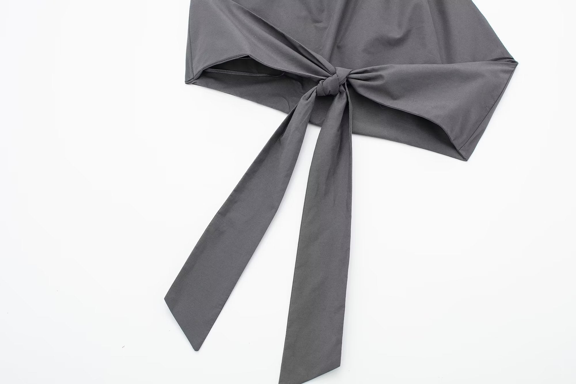 Rückenfreies Camisole mit hängendem Kragen und Schleife