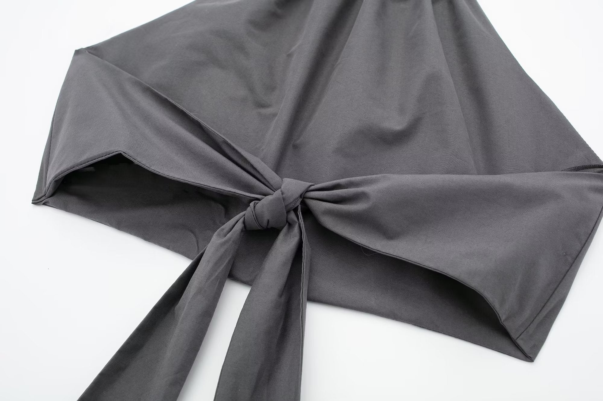 Rückenfreies Camisole mit hängendem Kragen und Schleife