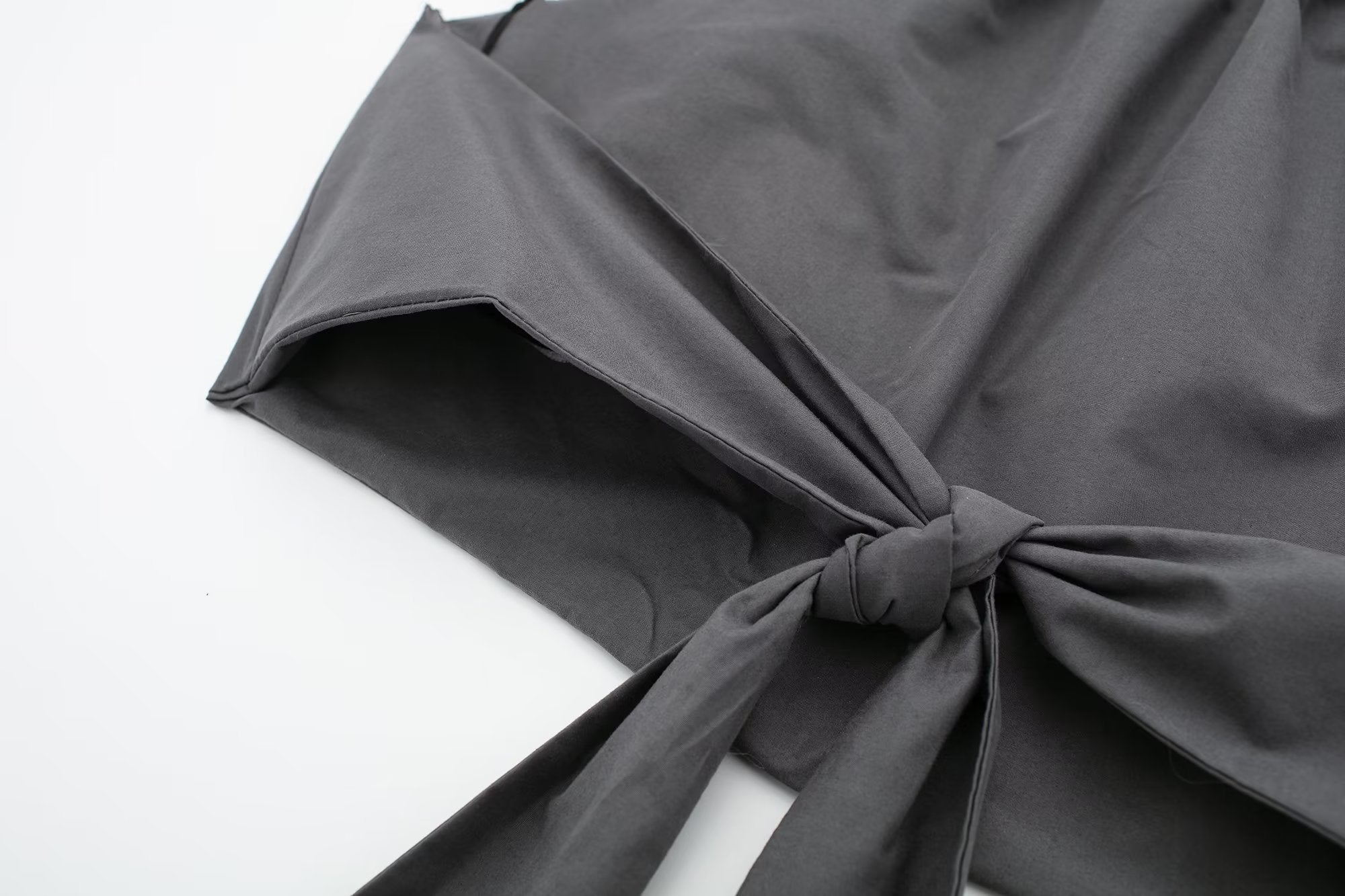 Rückenfreies Camisole mit hängendem Kragen und Schleife