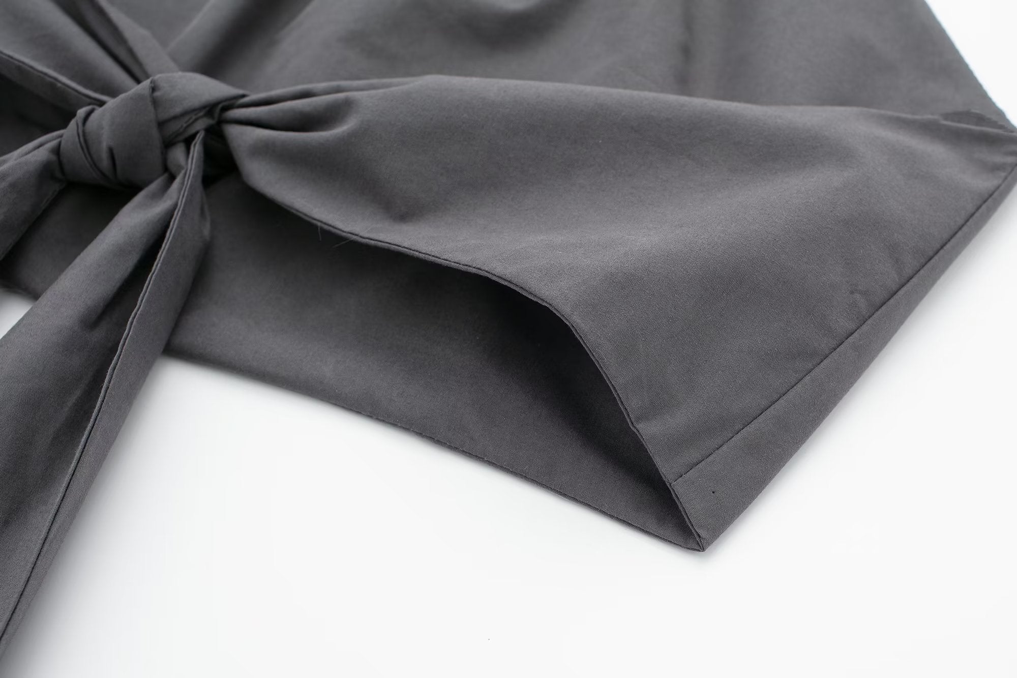Rückenfreies Camisole mit hängendem Kragen und Schleife