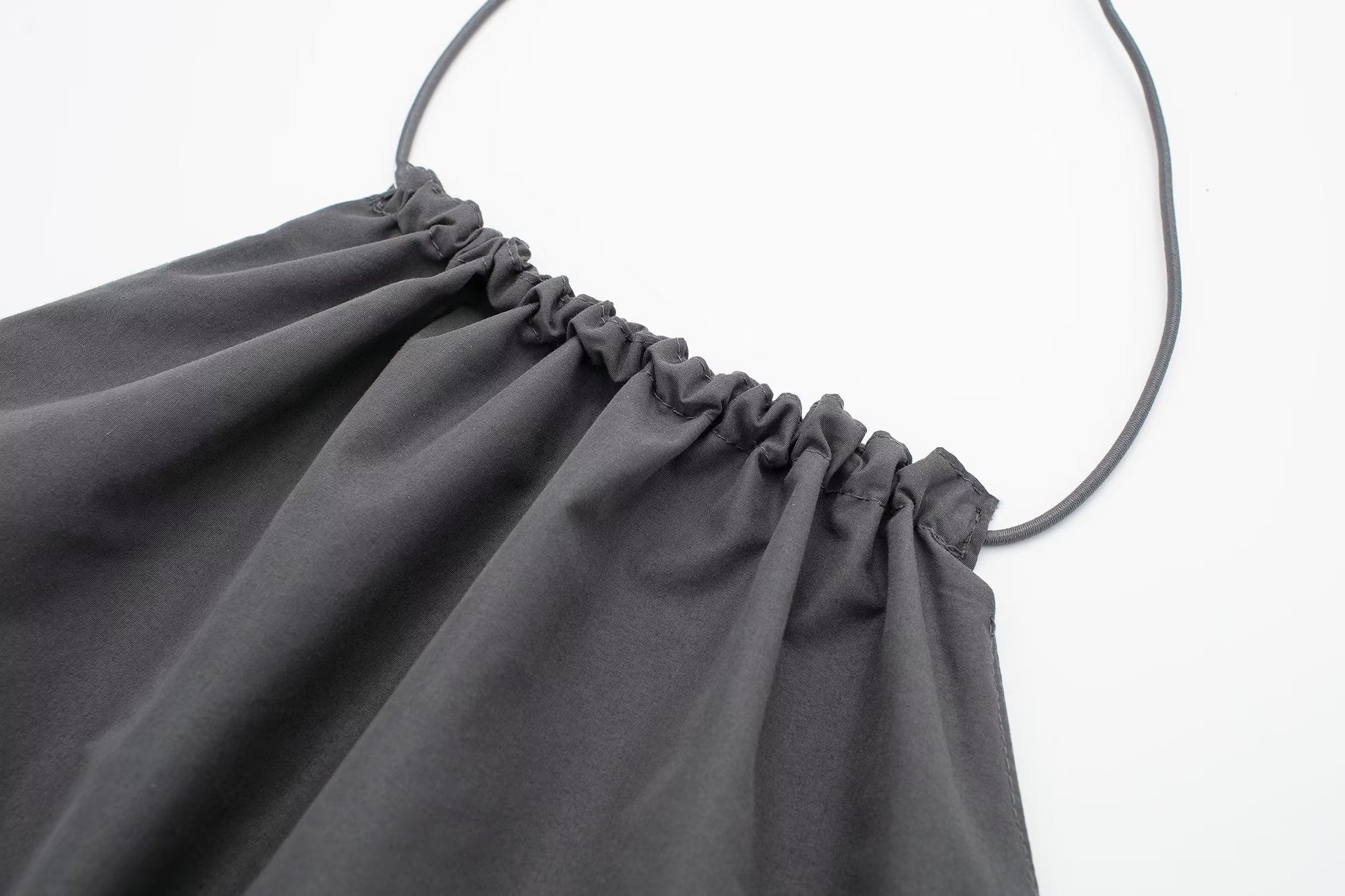 Rückenfreies Camisole mit hängendem Kragen und Schleife