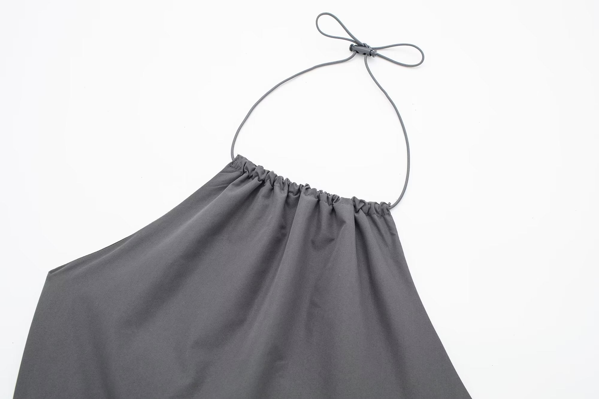 Rückenfreies Camisole mit hängendem Kragen und Schleife