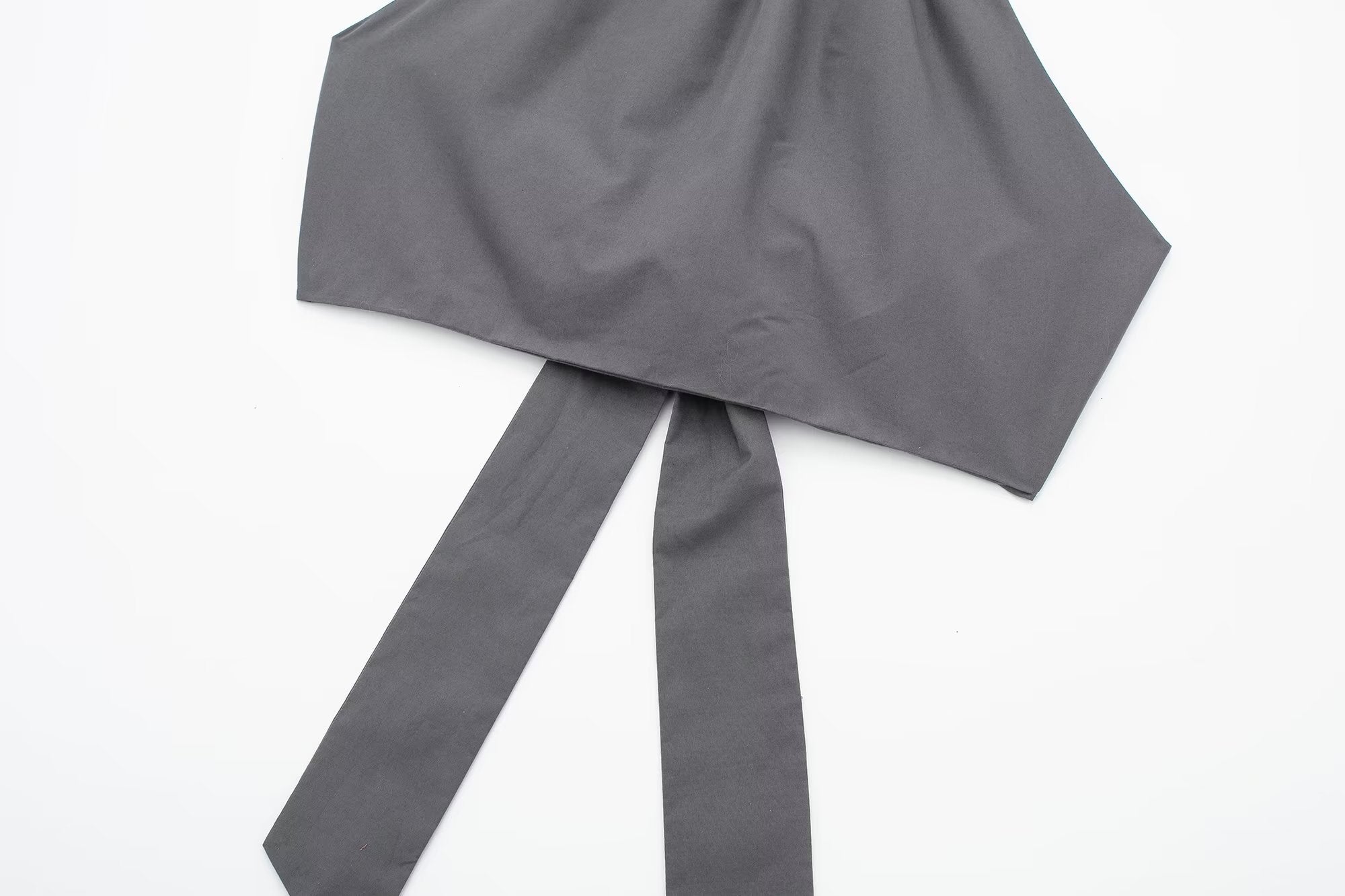 Rückenfreies Camisole mit hängendem Kragen und Schleife