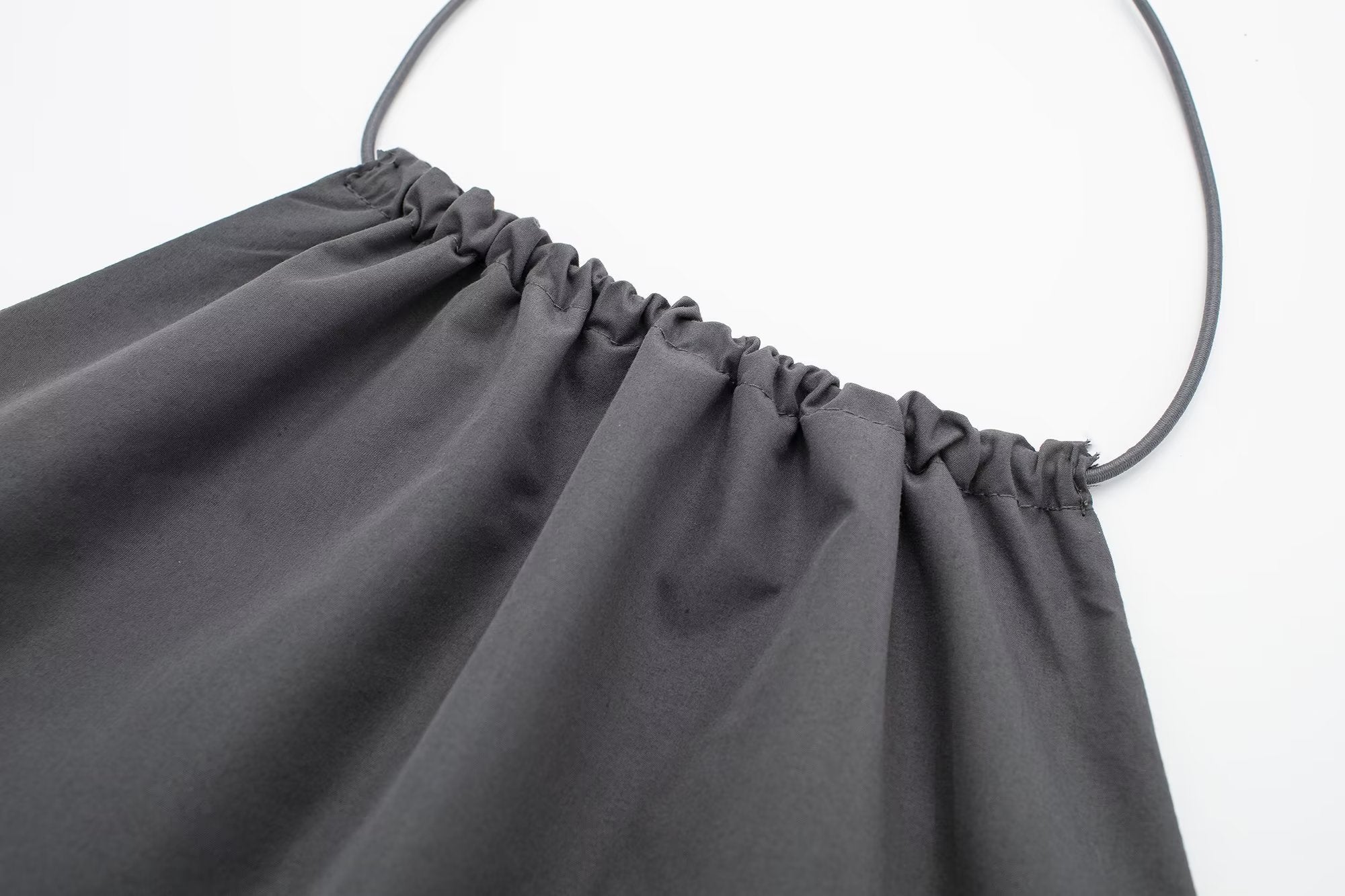 Rückenfreies Camisole mit hängendem Kragen und Schleife