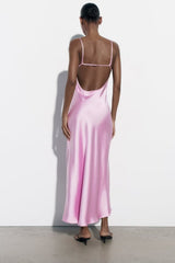 Sling-Kleid aus Seidensatin mit Hohlsaum und Cut-Out