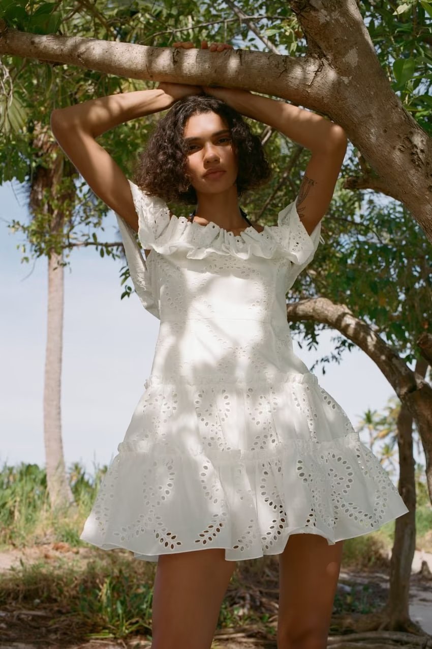 Robe blanche à col français et épaules dénudées brodée