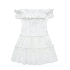 Robe blanche à col français et épaules dénudées brodée