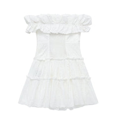 Robe blanche à col français et épaules dénudées brodée
