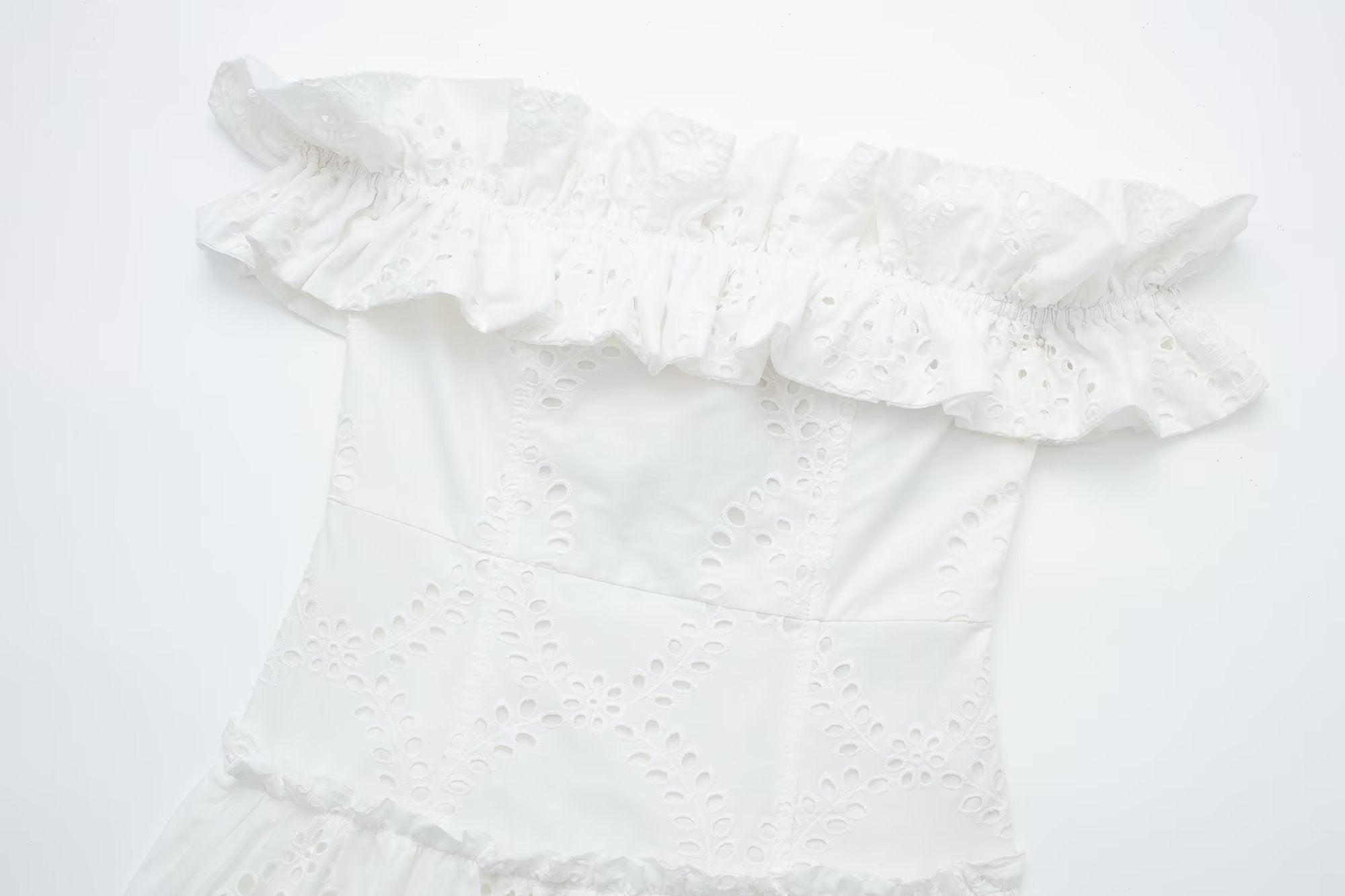 Robe blanche à col français et épaules dénudées brodée