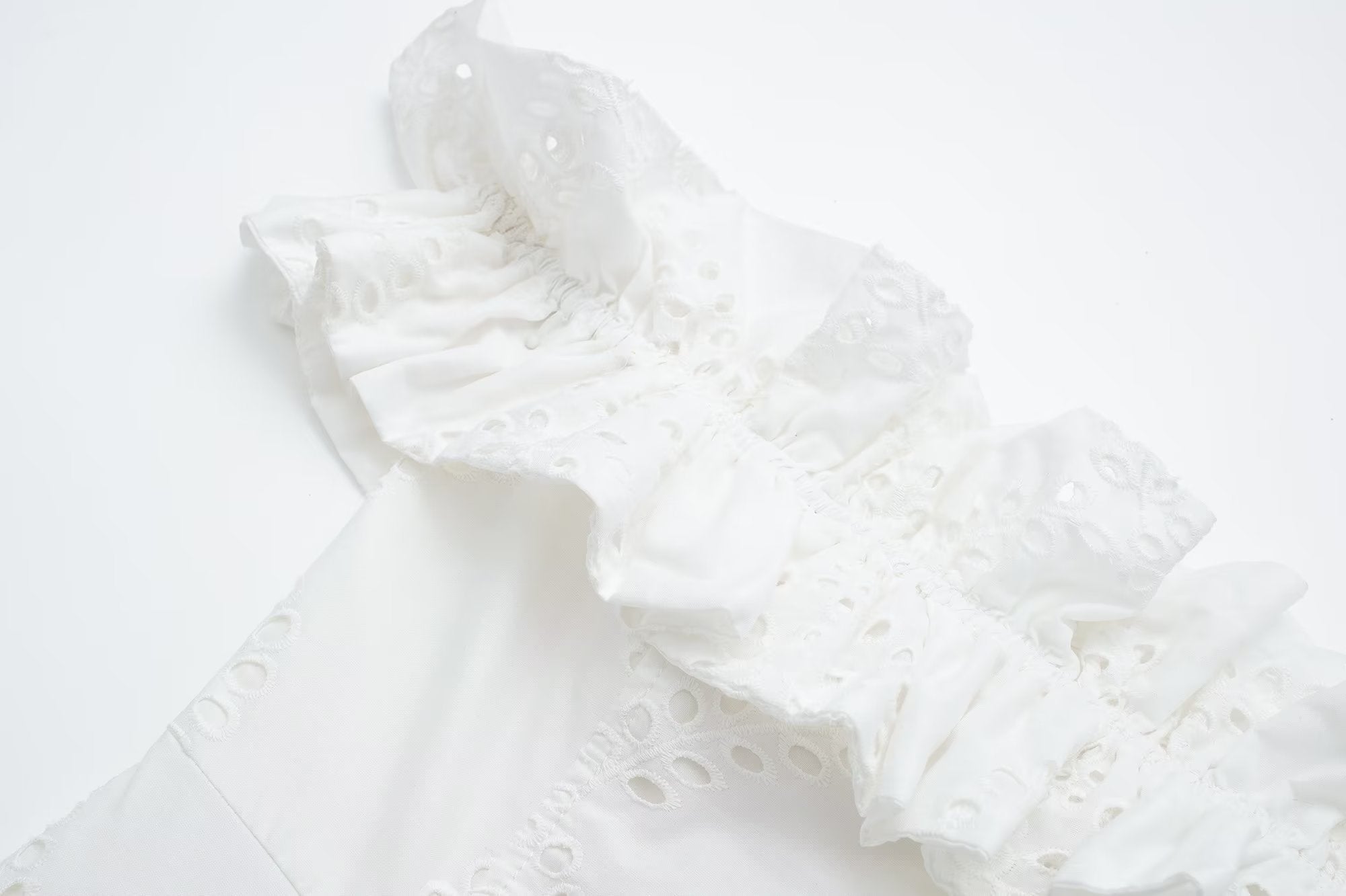 Robe blanche à col français et épaules dénudées brodée