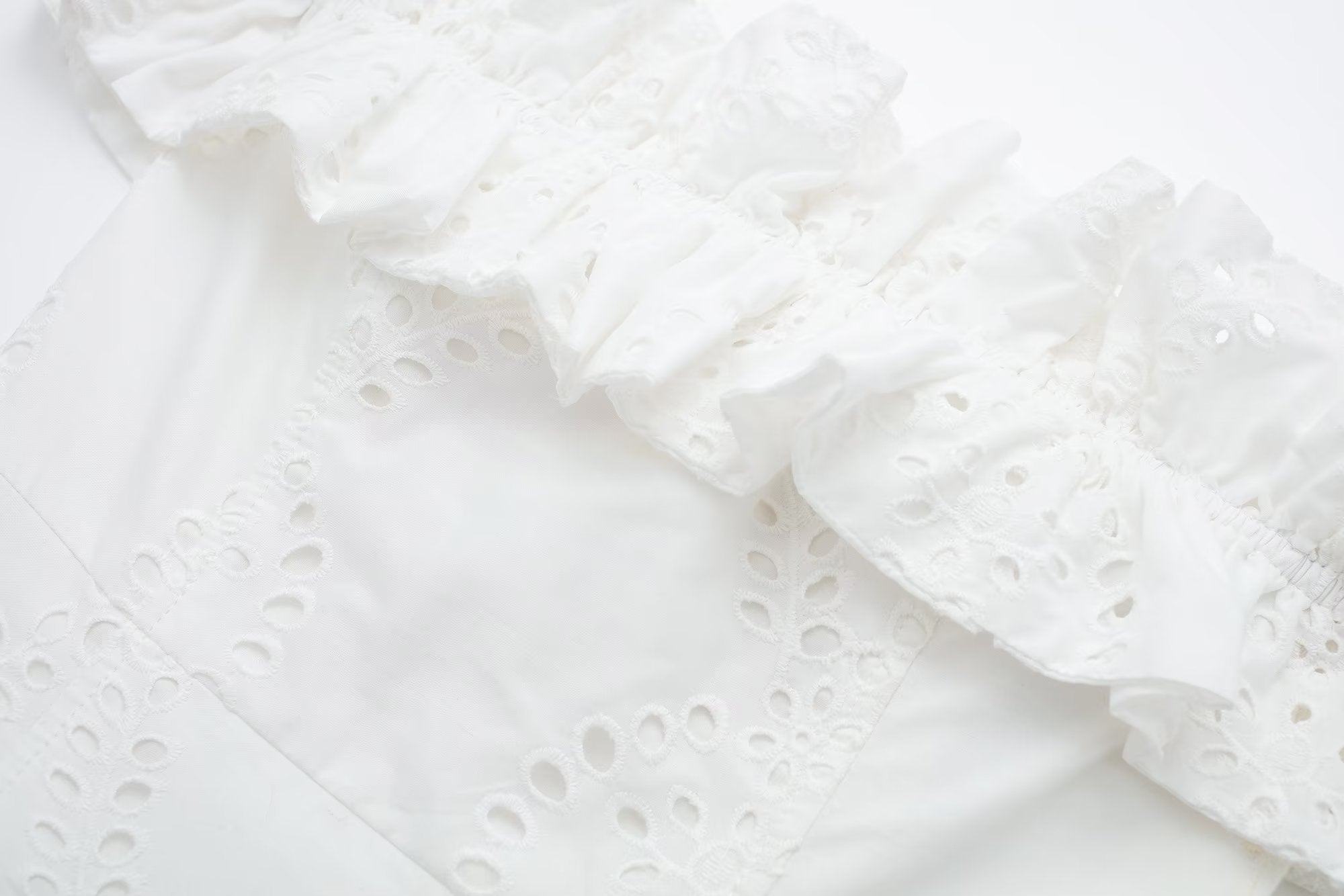 Robe blanche à col français et épaules dénudées brodée