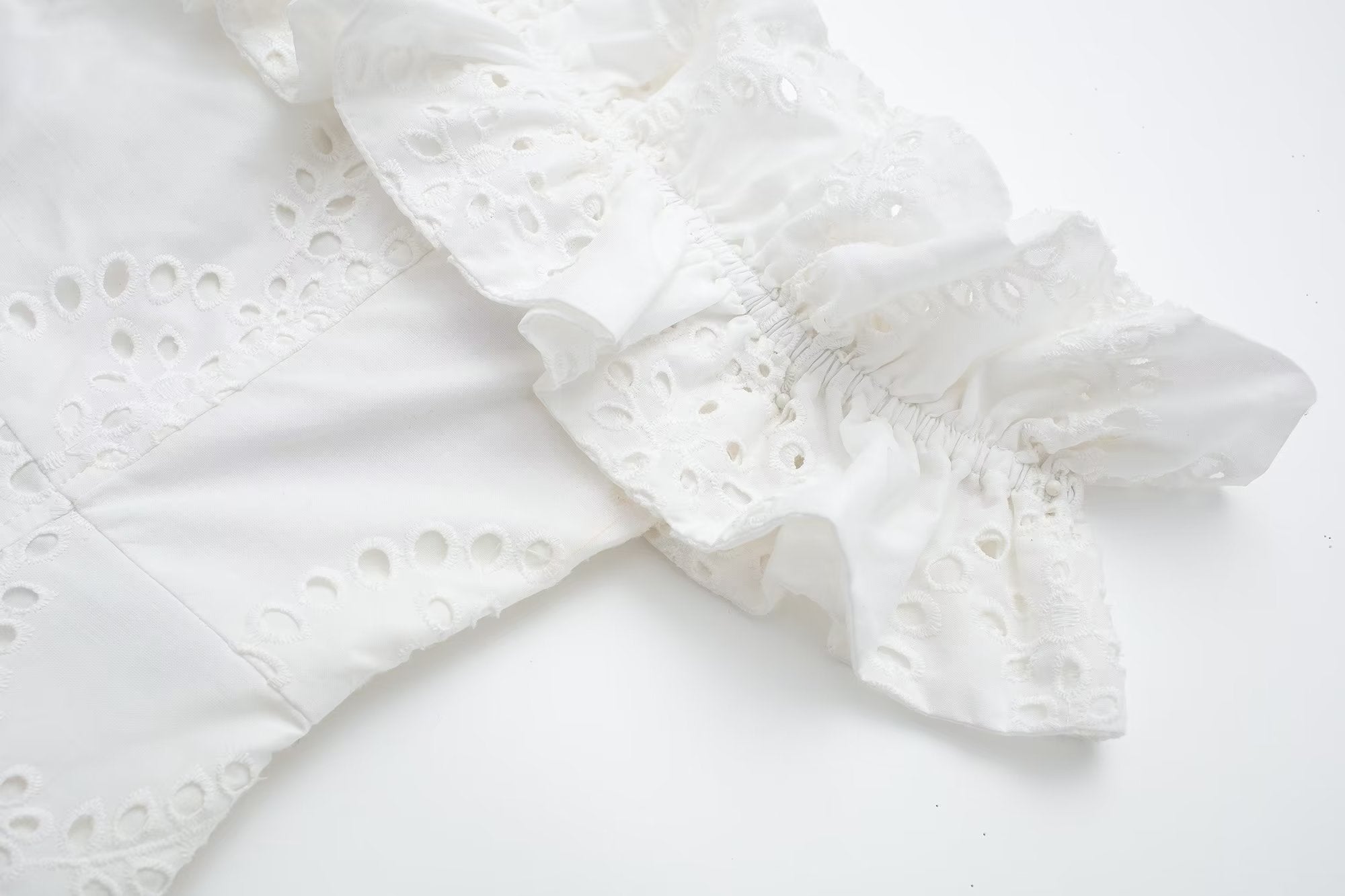 Robe blanche à col français et épaules dénudées brodée