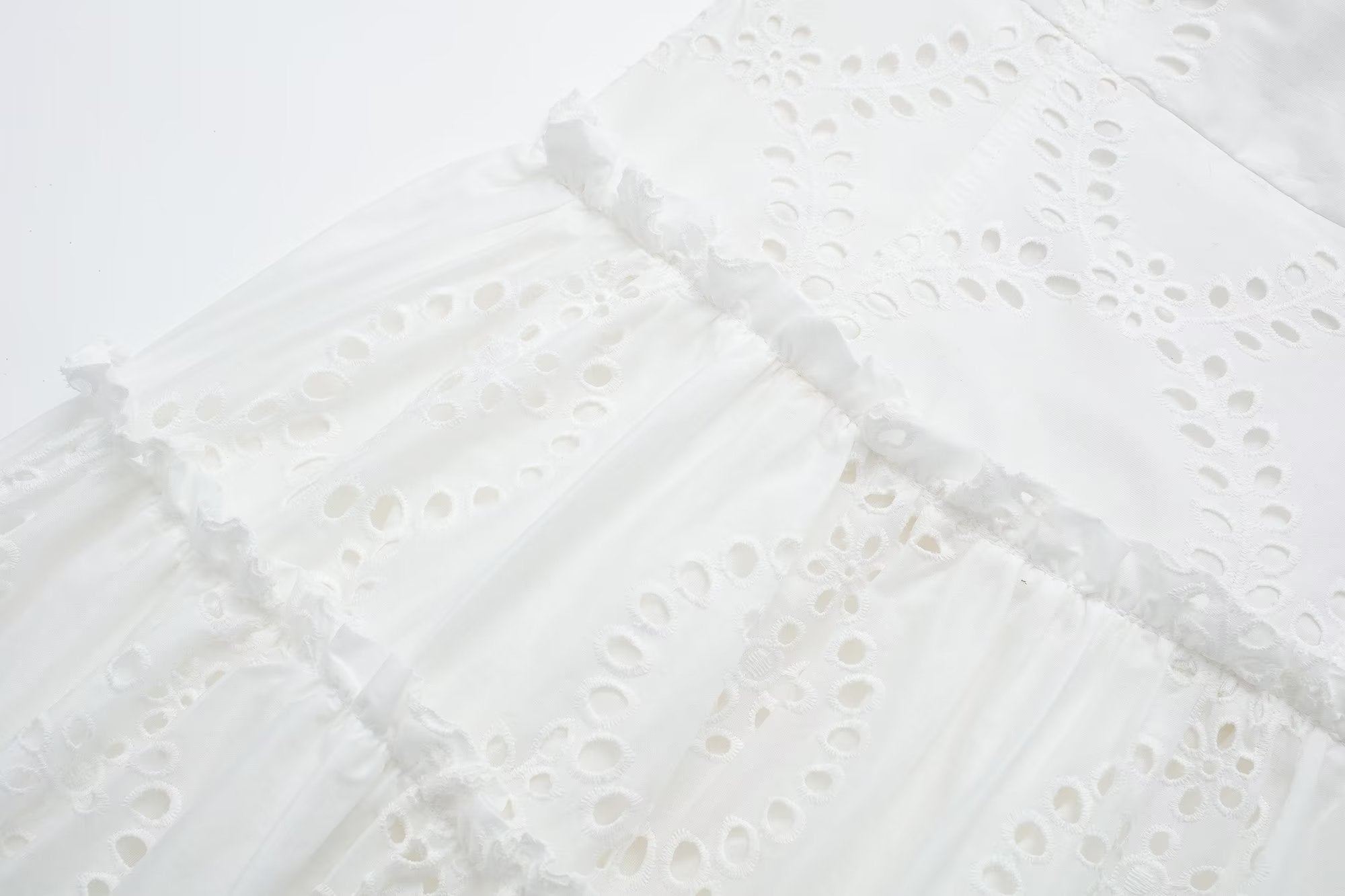 Robe blanche à col français et épaules dénudées brodée