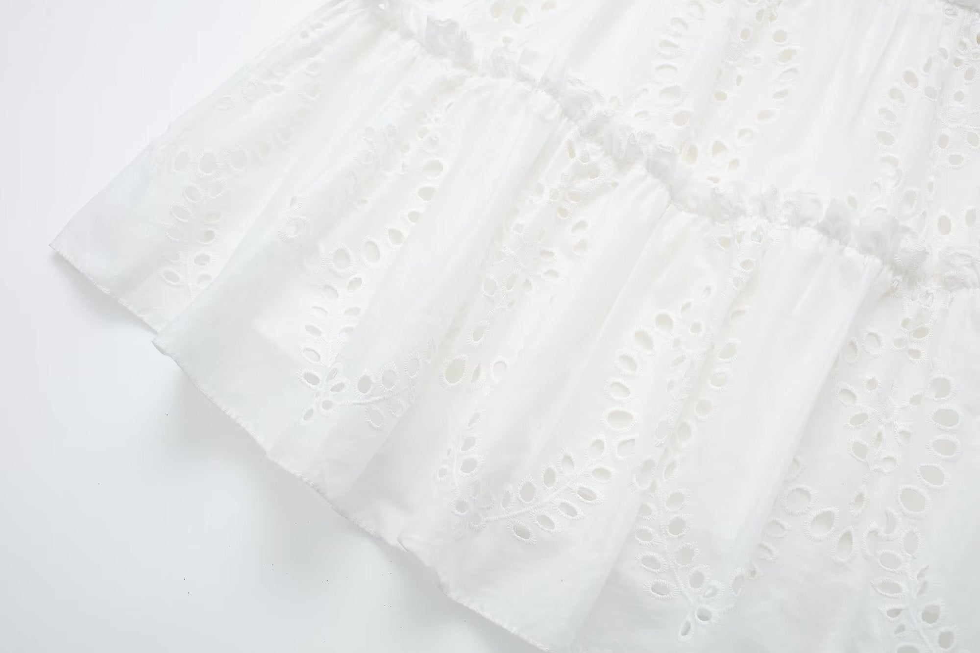 Robe blanche à col français et épaules dénudées brodée