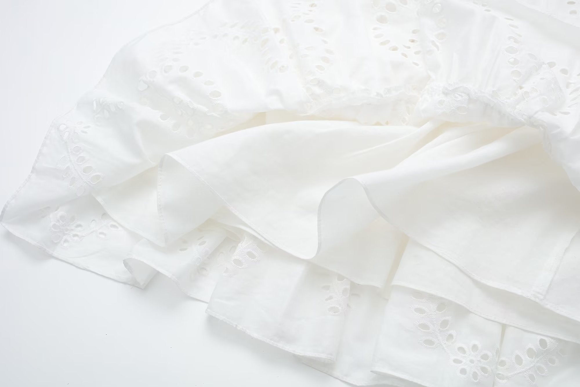 Robe blanche à col français et épaules dénudées brodée