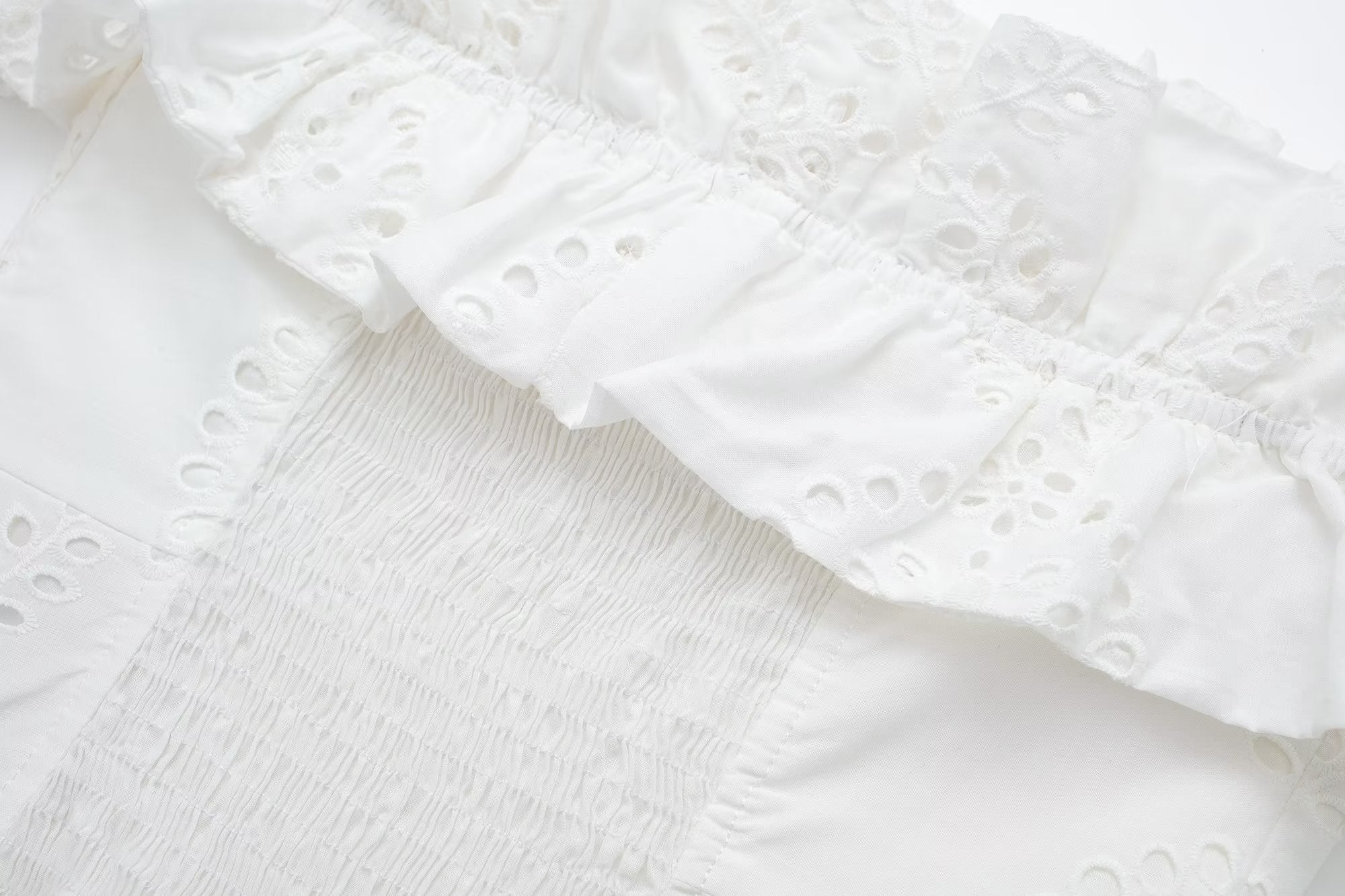 Robe blanche à col français et épaules dénudées brodée