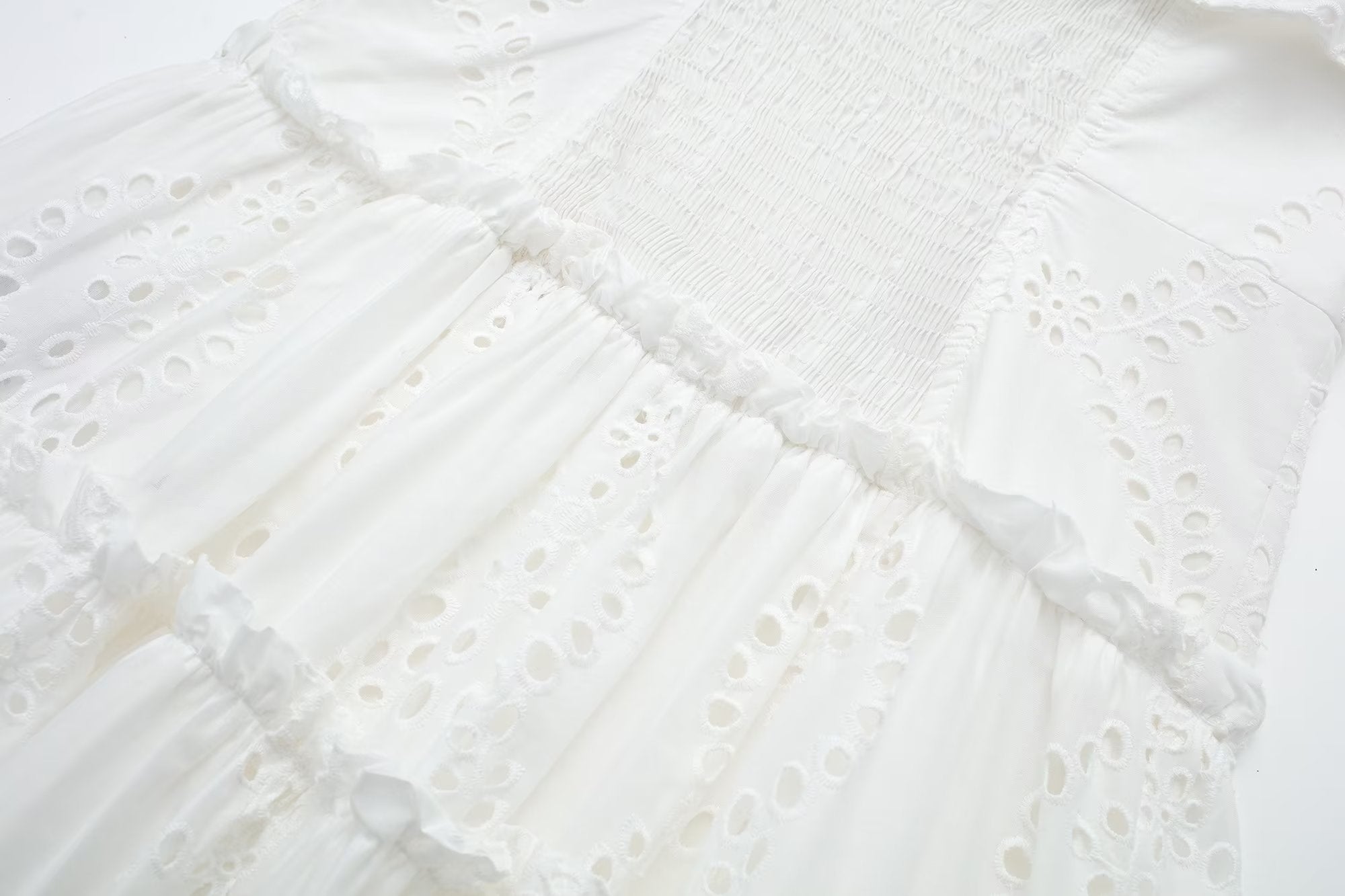 Robe blanche à col français et épaules dénudées brodée
