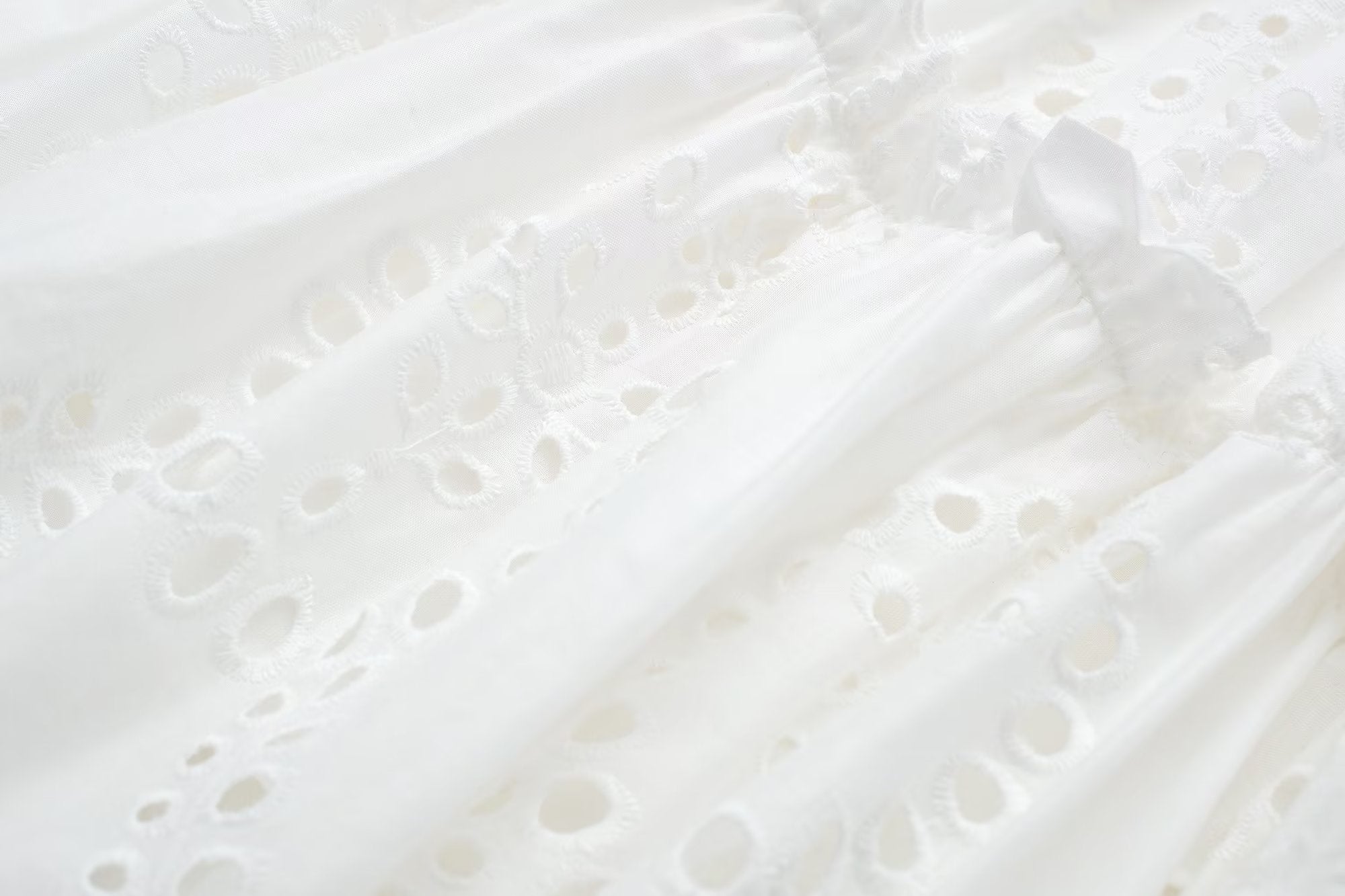 Robe blanche à col français et épaules dénudées brodée