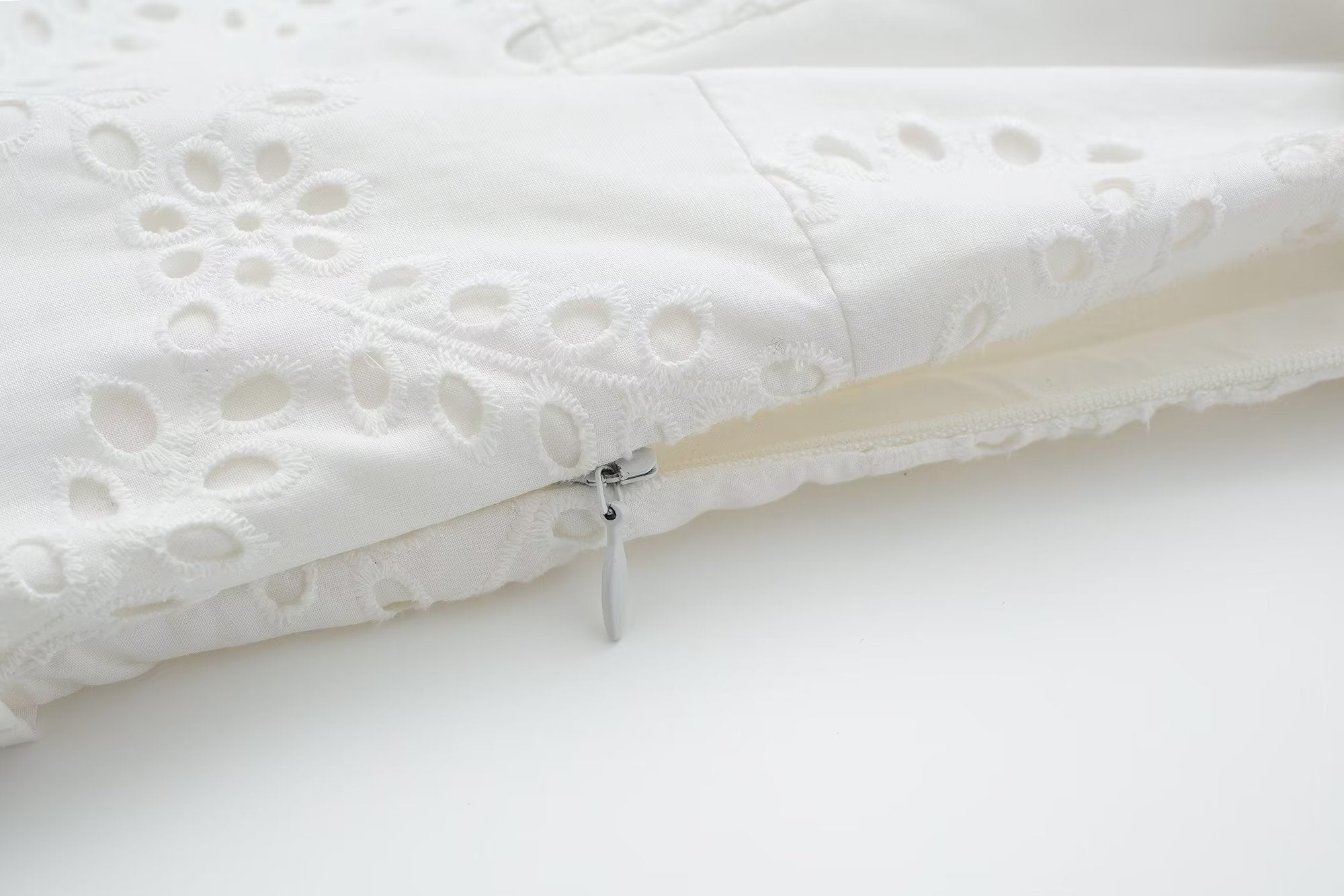 Robe blanche à col français et épaules dénudées brodée
