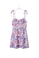 Camisole-Kleid mit hoher Taille, schmalem Saum, Rüschen und Schnürung