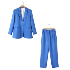 Tragen Sie einen geraden, lässigen Blazer mit geradem Bein und einer Hose
