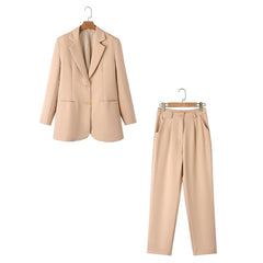 Tragen Sie einen geraden, lässigen Blazer mit geradem Bein und einer Hose