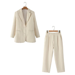 Tragen Sie einen geraden, lässigen Blazer mit geradem Bein und einer Hose
