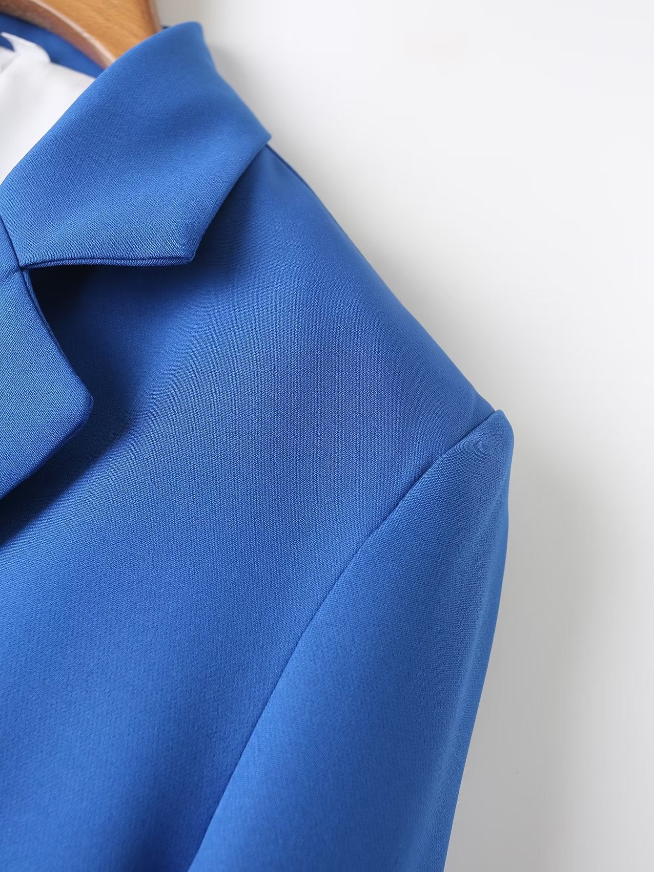 Tragen Sie einen geraden, lässigen Blazer mit geradem Bein und einer Hose